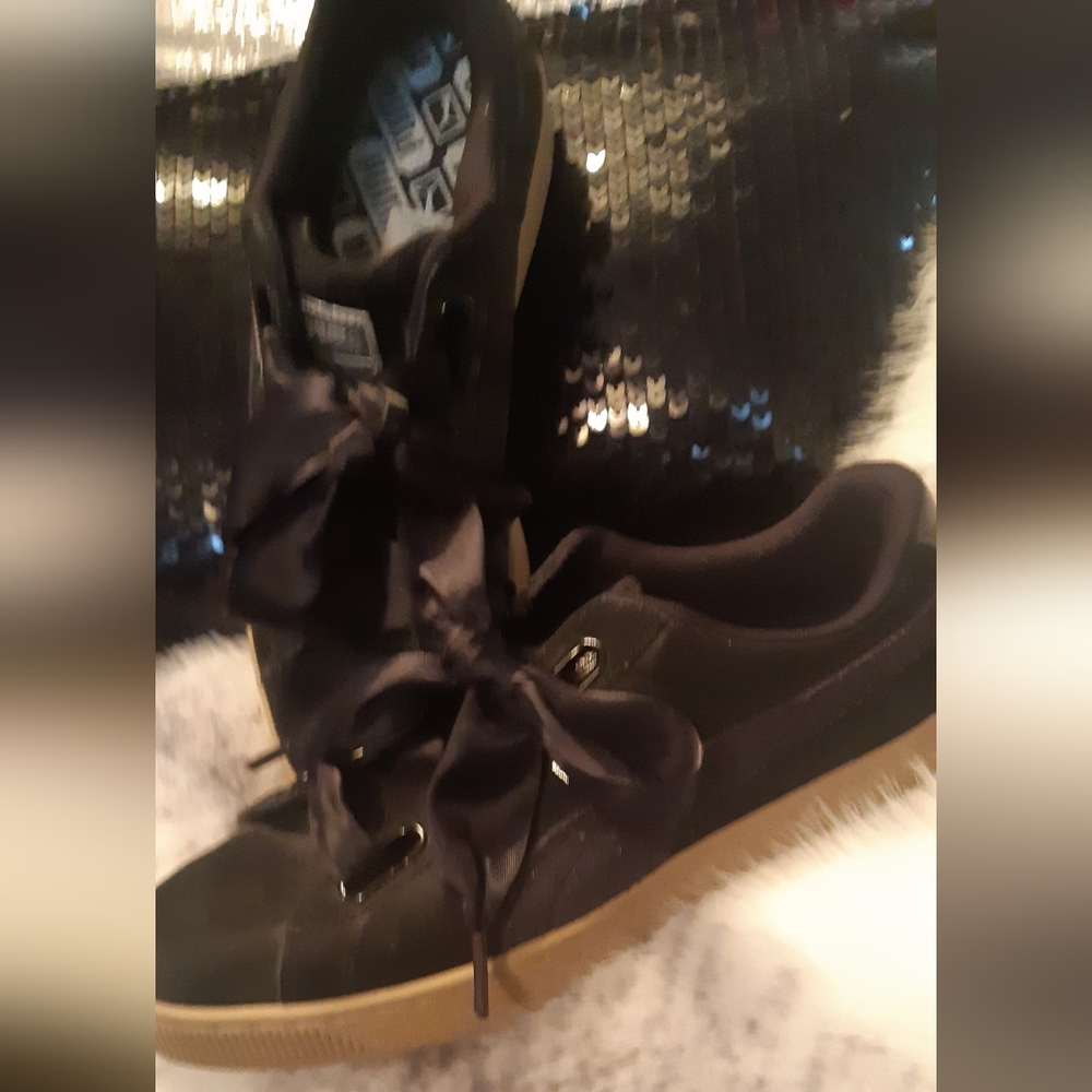 NWOT Puma Women's Black and Tan Sneakers With Ribbon Laces. Size 8.5